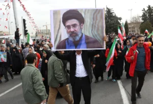 An Iranian man holds a portrait of Mojtaba Khamenei, son of the late Supreme Leader Ayatollah Ali Khamenei, during the 47th anniversary celebrations of the Islamic Revolution in Tehran, Iran, 11 February 2026 (issued 09 March 2026). Iran's Assembly of Experts has appointed Mojtaba Khamenei to replace his father as the country's new supreme leader, according to state media. Photo: EFE.
