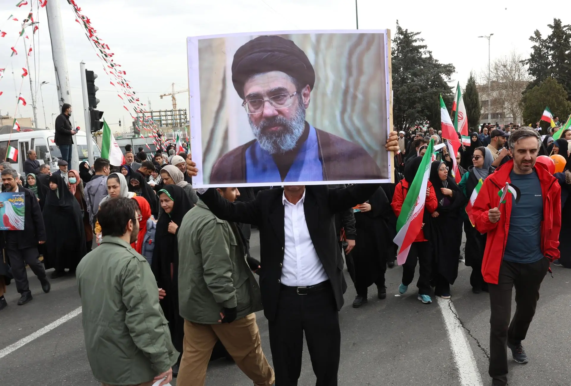 An Iranian man holds a portrait of Mojtaba Khamenei, son of the late Supreme Leader Ayatollah Ali Khamenei, during the 47th anniversary celebrations of the Islamic Revolution in Tehran, Iran, 11 February 2026 (issued 09 March 2026). Iran's Assembly of Experts has appointed Mojtaba Khamenei to replace his father as the country's new supreme leader, according to state media. Photo: EFE.