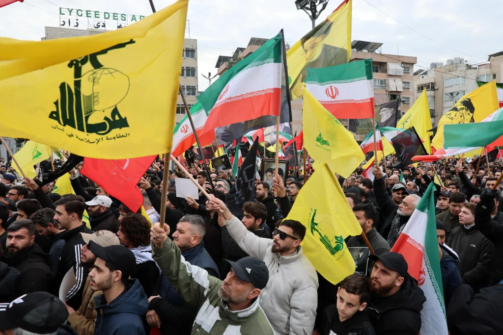 Hezbollah Resistance Movement rejects the government’s ban on its military activity in Lebanon and warns of risks of internal tension, while Nawaf Salam’s Executive orders disarmament and reinforces state monopoly. Photo: EFE.