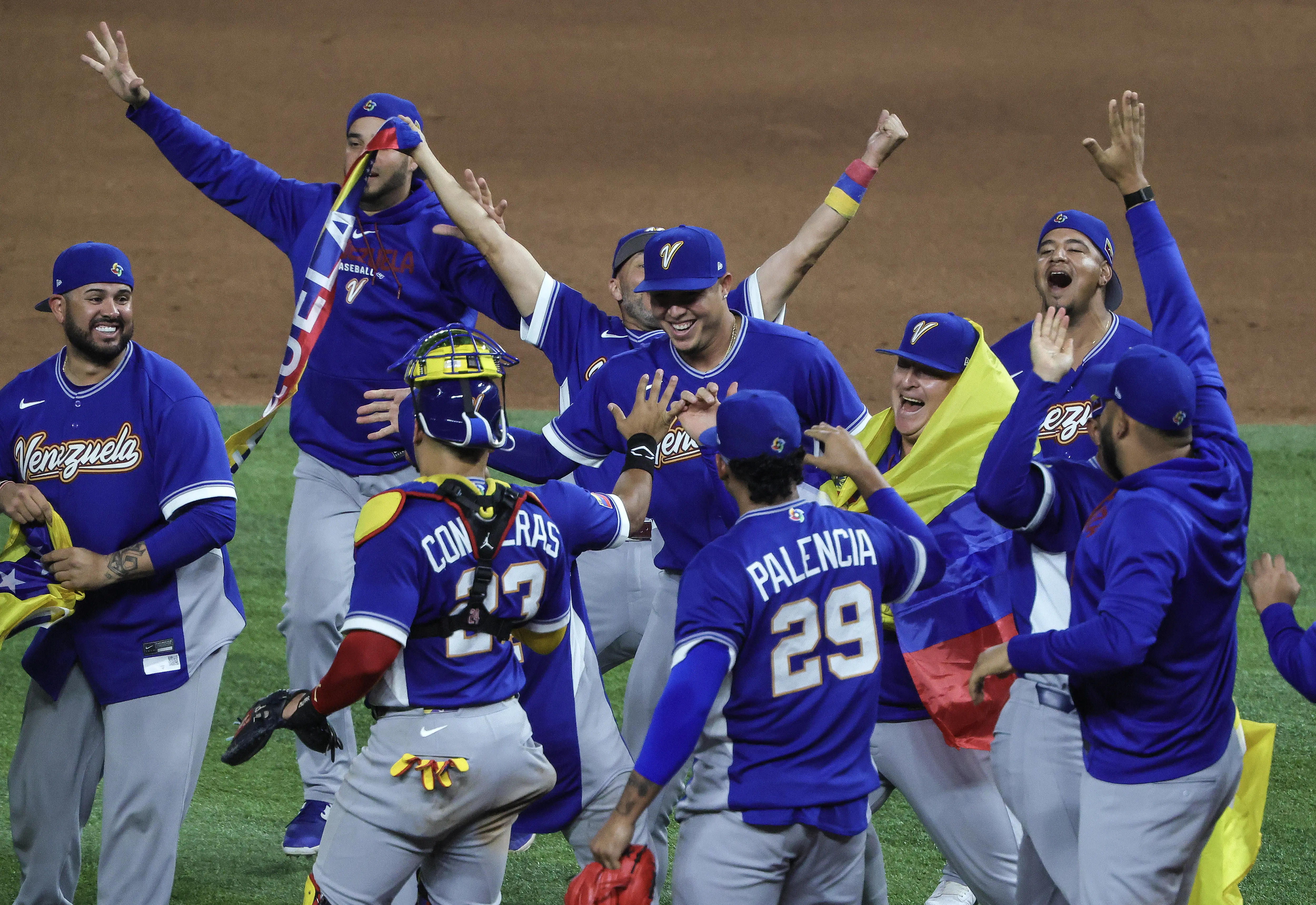 Venezuela players celebrate after winning the 2026 World Baseball Classic semifinals game between Venezuela and Italy at loanDepot park baseball stadium in Miami. Photo: EFE.