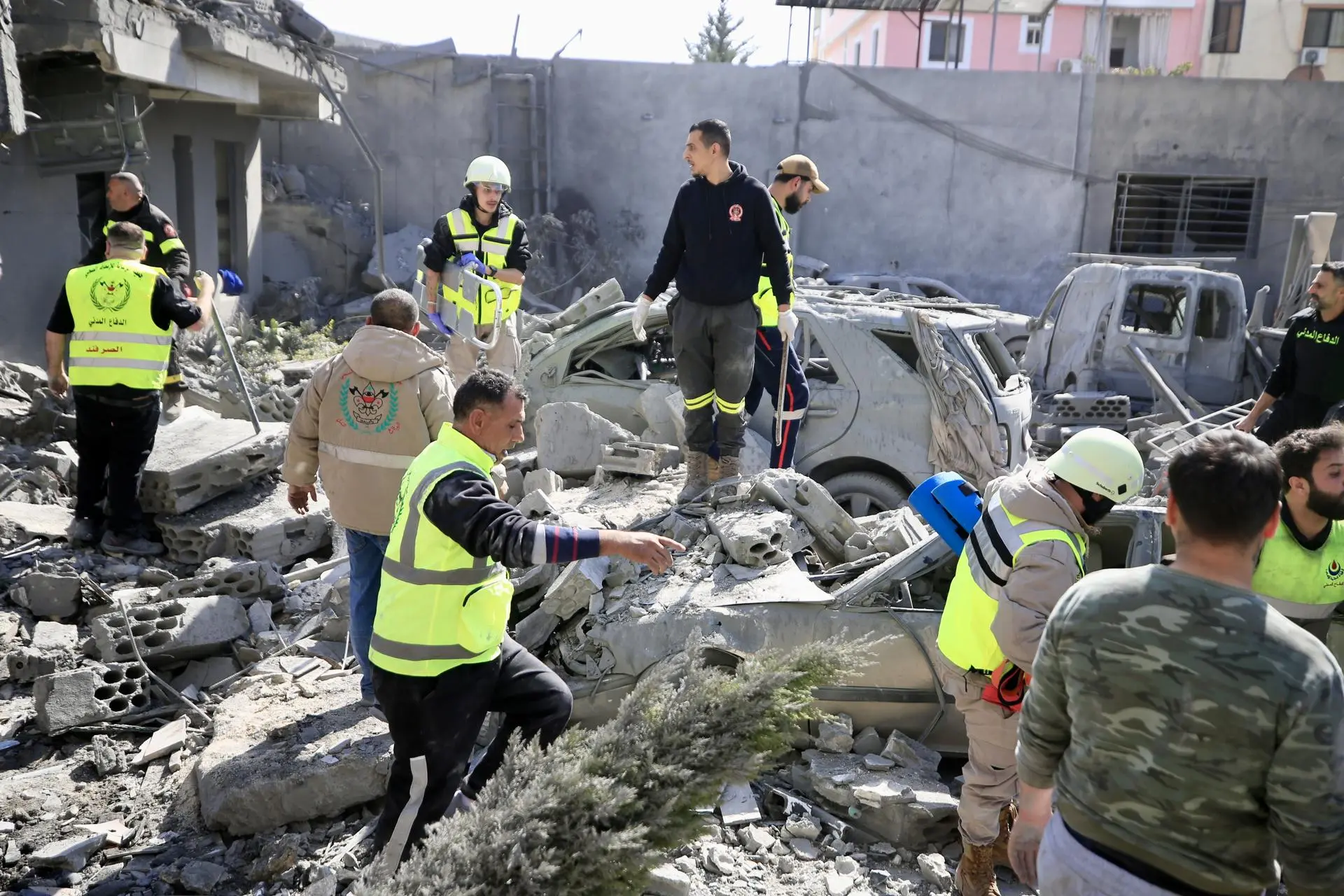 Rescuers work at a site following an Israeli airstrike that targeted a building in the village of Al Saksakiyah, southern Lebanon on March 27. Photo: EFE.