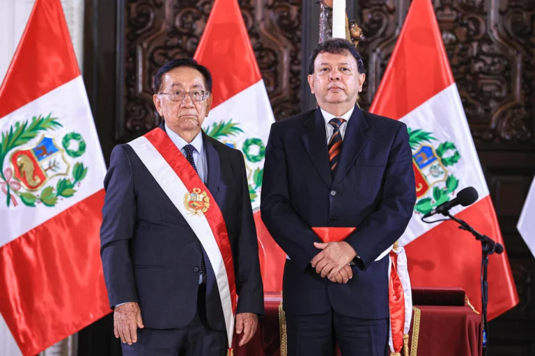 Photograph released by the Presidency of Peru shows the country's transitional president, José María Balcázar (left), administering the oath of office to the new Minister of Health, Juan Carlos Velasco (right), on Wednesday in Lima, Peru. Photo: EFE.