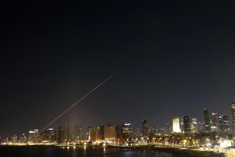 Iranian missiles and drones struck strategic targets in Tel Aviv and U.S. bases during Operation "True Promise 4". Photo: EFE.