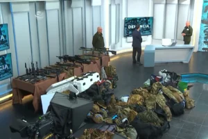 Cuban authorities showed arms seized in the infiltration attempt in territorial waters of the country, which left a balance of four deaths, carried 14 assault and combat rifles, plus 12,846 bullets of various calibers. Photo: Cuban TV/ EFE.