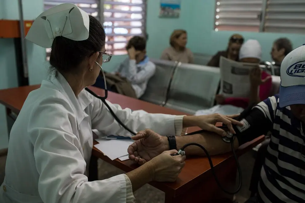 (FILE) The institutional response includes strengthening primary care through the Family Physician and Nurse Program. Photo: New York Times.