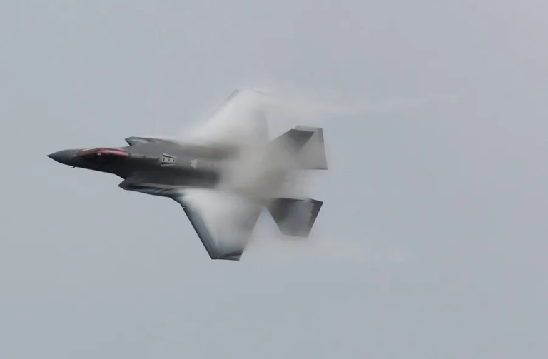 The Islamic Revolutionary Guard Corps (IRGC) released a video showing how its Aerospace Force reached a US F-35 fighter, marking the first time such an aircraft was hit. Photo: EFE.