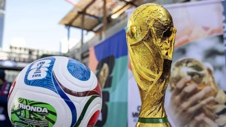 The official ball and trophy of the FIFA World Cup 2026. Photo: Europa Press.