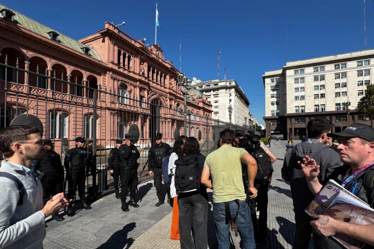 The Association of Argentine Journalistic Entities (ADEPA), which brings together 180 news organizations, expressed its "utmost concern" at the decision by Javier Milei’s government to block accredited journalists' access to the Casa Rosada, headquarters of the Executive Power. Photo: EFE.