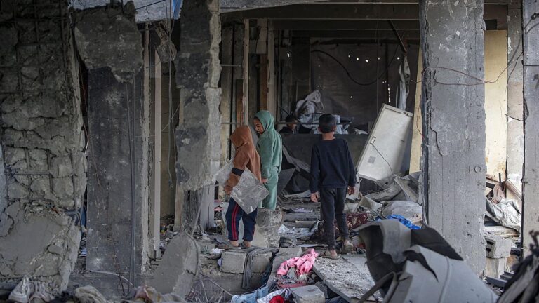 (FILE) According to reports, at least 2,700 children remain trapped under the rubble. Photo: EFE.