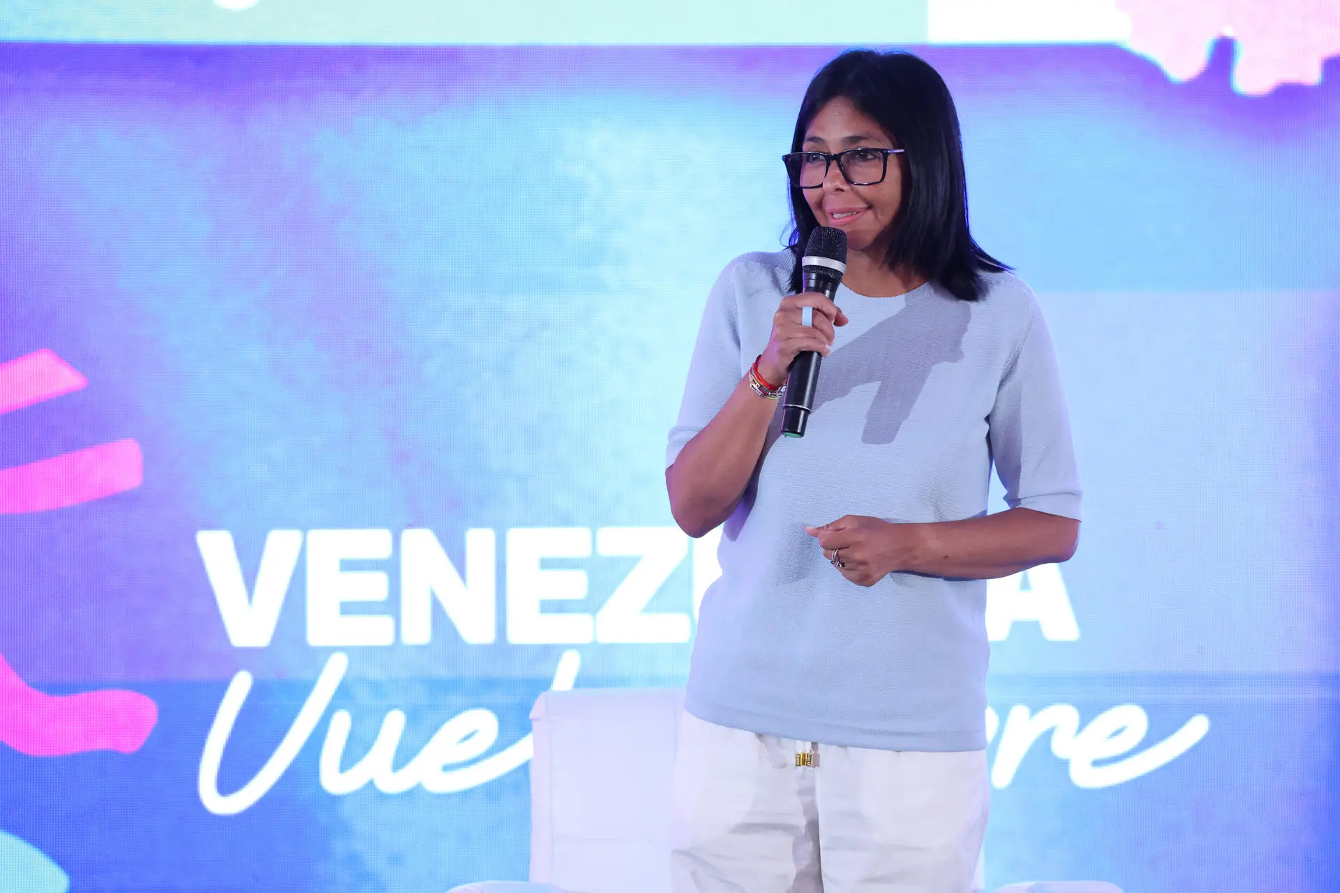 Delcy Rodriguez explained that the funds will help restore electricity and water infrastructure, restore workers' income, and help maintain currency and monetary stability. Photo: EFE.
