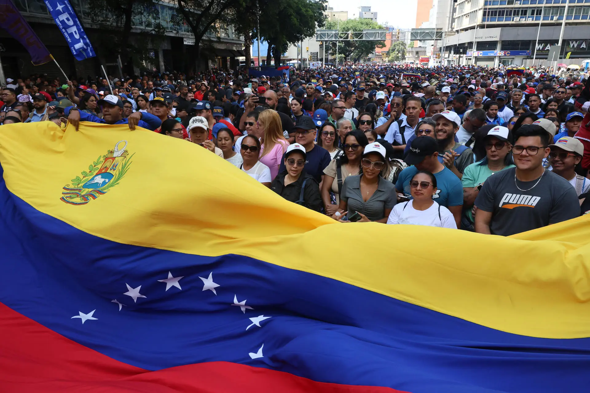 Thousands of Venezuelans concentrated in the center of Caracas to ratify the validity of the Communal Councils as the basis of the political and social system of the country. Photo: EFE.