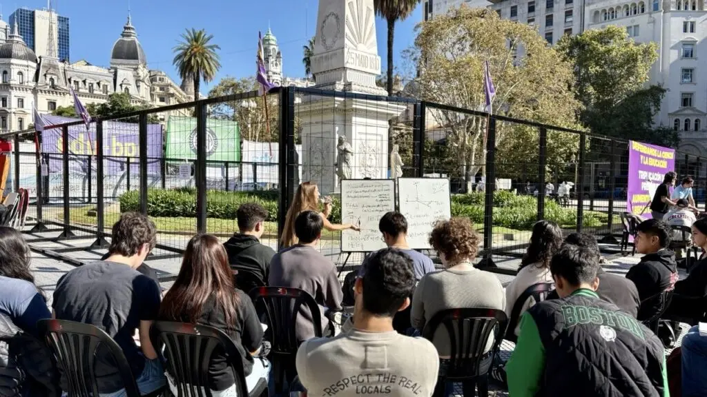 Argentinean Teachers Protest Neoliberal Adjustment with Public Classes