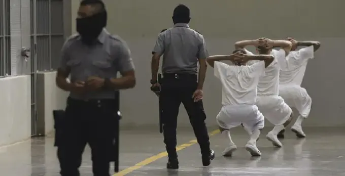 New legal reforms in El Salvador introduce life sentences for minors in serious criminal cases. Photo: @LaTribunahn