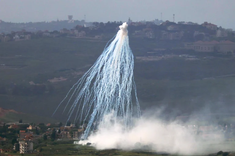 Smoke rises following Israeli arterially shelling in a southern Lebanese village, amid a ceasefire between Israel and Lebanon. Photo: EFE.
