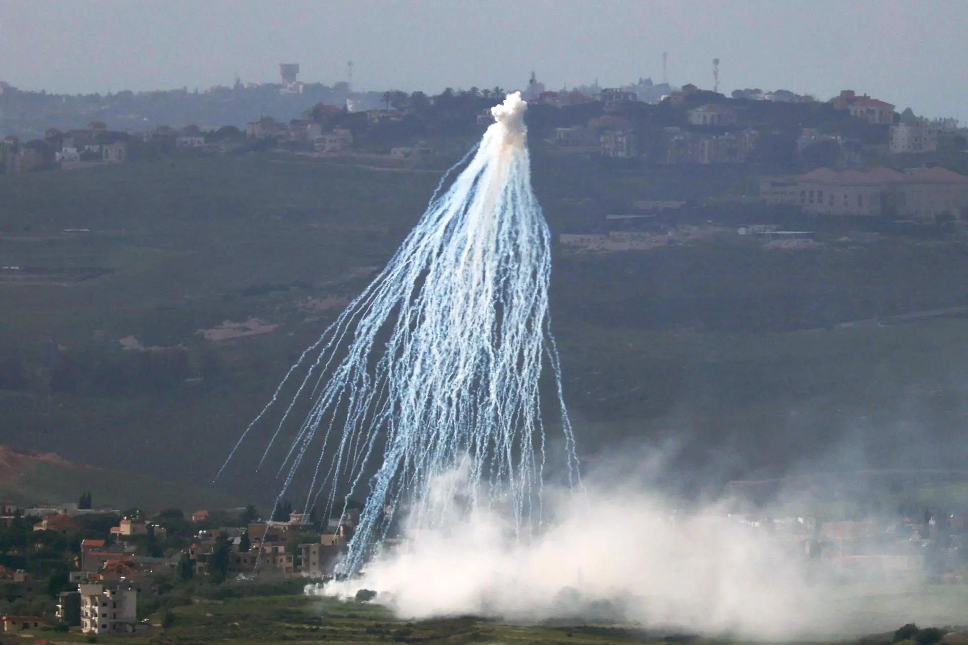 Smoke rises following Israeli arterially shelling in a southern Lebanese village, amid a ceasefire between Israel and Lebanon. Photo: EFE.