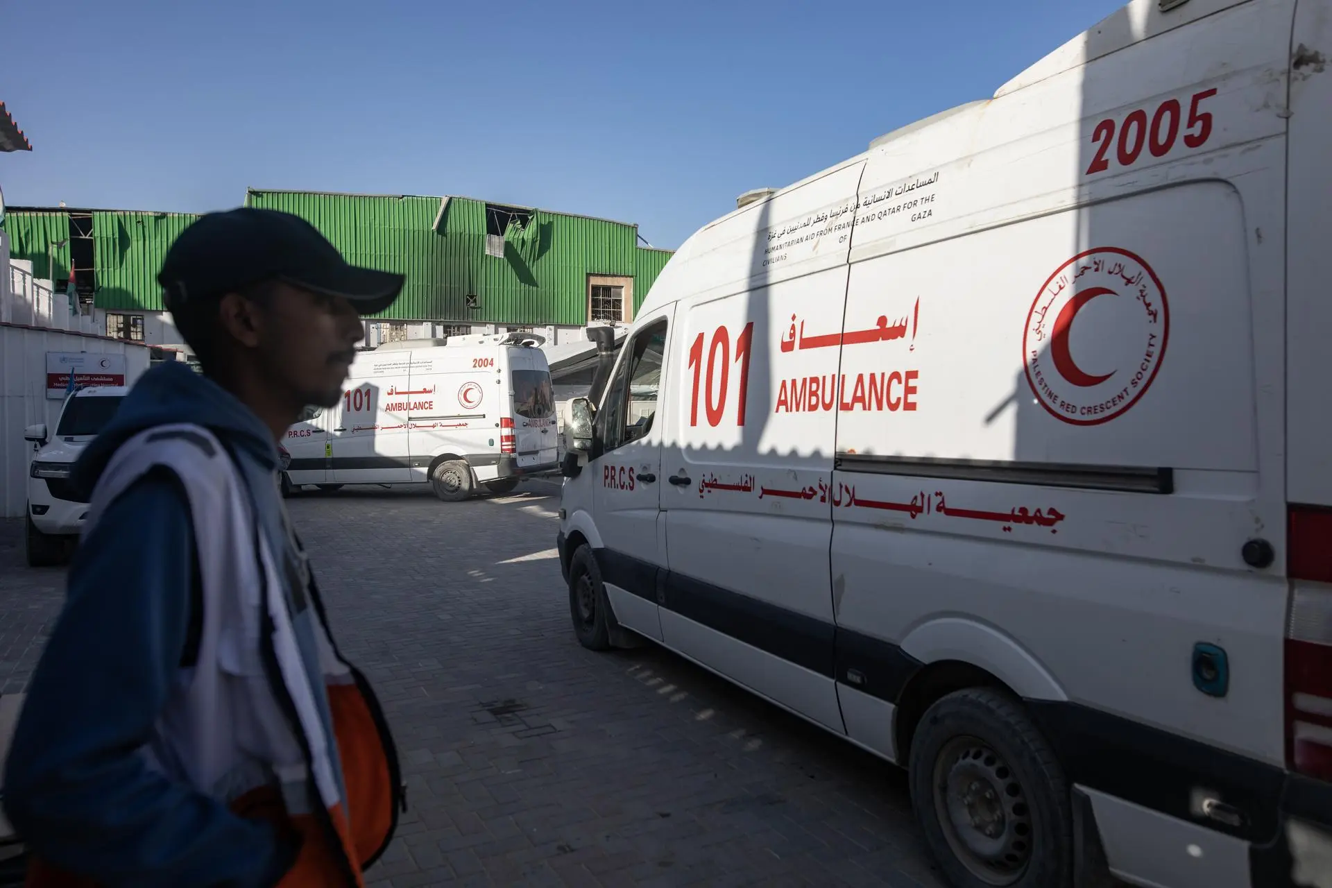 (FILE) Ambulances wait at the Red Crescent headquarters before transporting injured Palestinians toward the Rafah land crossing for transfer abroad to receive medical treatment, in Khan Younis, southern Gaza Strip. Photo: EFE.