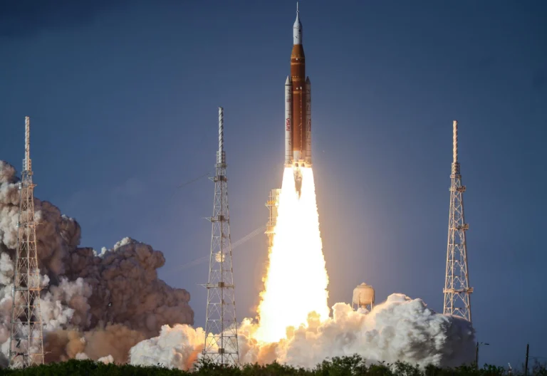 The Space Launch System (SLS) rocket carrying the Orion capsule for the Artemis II mission lifts off from Launch Pad 39B at the Kennedy Space Center in Florida on April 1st. Photo: EFE.