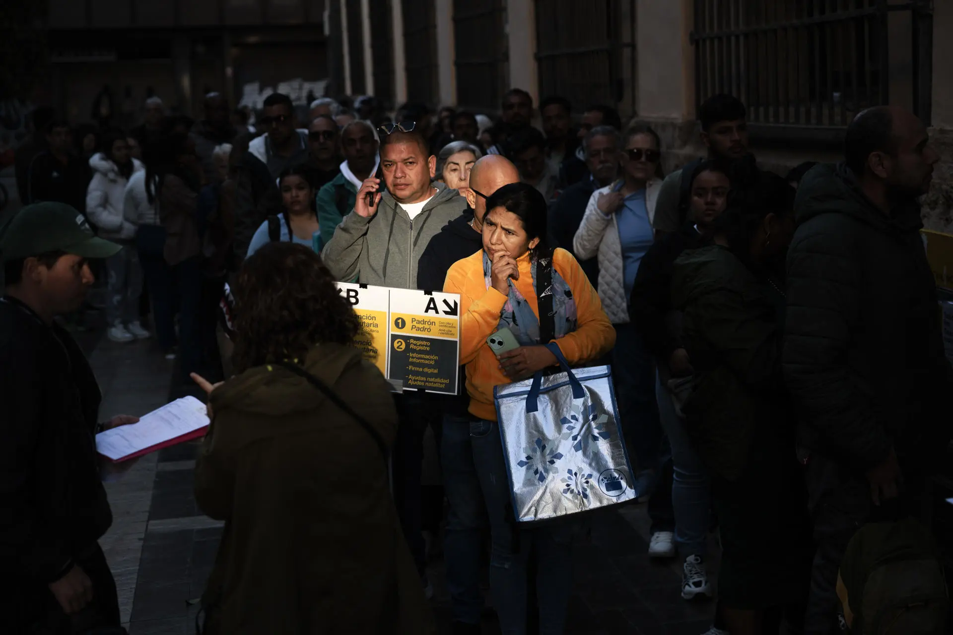 Thousands of people came this Monday to the offices authorized to start the regularization process, in a day divided between the hope of obtaining rights and criticism for the exclusion of stateless. Photo: EFE.