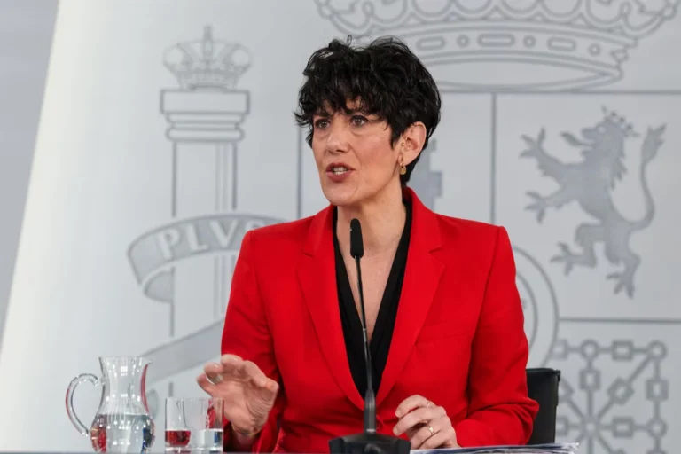 The initiative of the Spanish Government facilitates residence and work for those residing in the country before 2026, strengthening social integration. Photo: Reuters.