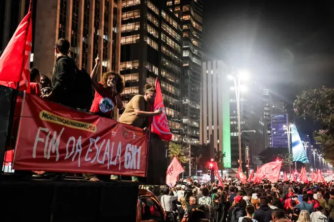 Workers mobilize in Brasília as unions push for reduced working hours and labor reforms. Photo: @guifrodu