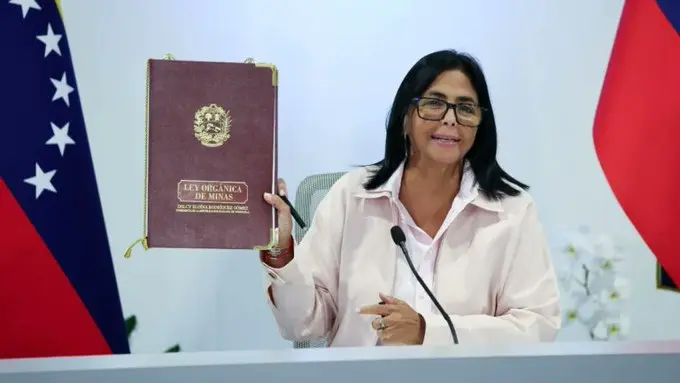 Venezuela’s acting president enact new mining law to regulate resources and expand production. Photo: Prensa Presidencial