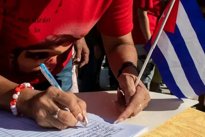Participants sign the “My Signature for the Homeland” initiative supporting sovereignty and peace in Cuba. Photo: AFCanalCaribe