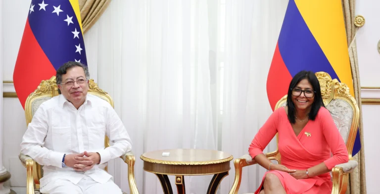 The meeting between the Colombian president and the Venezuelan Acting President marks the first official visit of a Head of state to Caracas after the kidnapping of the constitutional President Nicolás Maduro. Photo: Venezuelan Presidential Press.