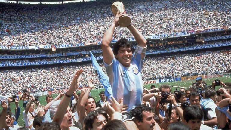 (FILE) Diego Armando Maradona with the World Cup that the Argentinean team won in Mexico 1986. Photo: AP.