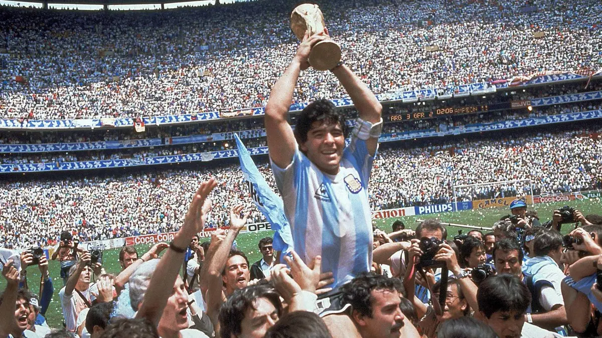 (FILE) Diego Armando Maradona with the World Cup that the Argentinean team won in Mexico 1986. Photo: AP.