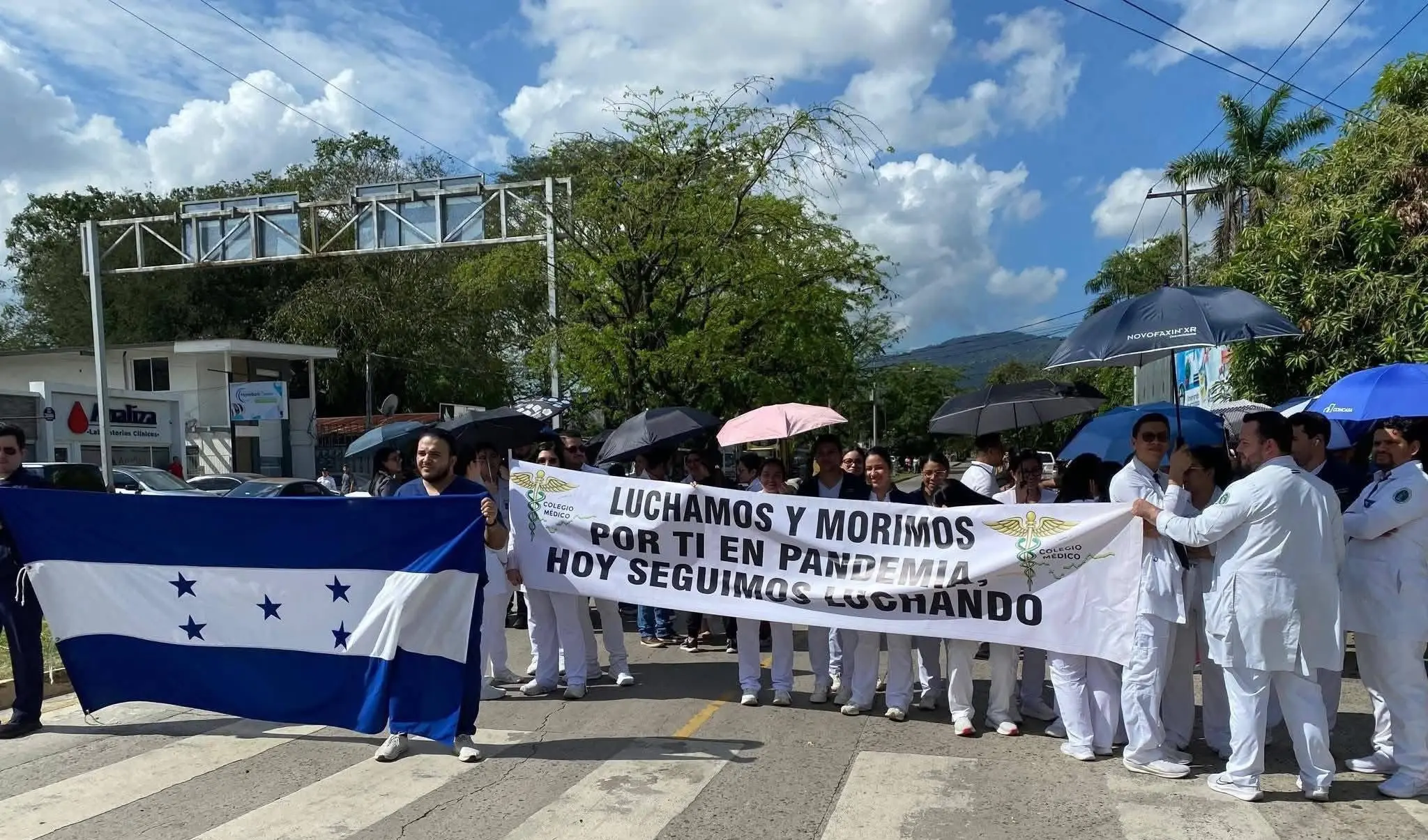 Honduran doctors hold information meetings in care centers as a means of pressure to demand job stability and basic equipment for hospitals. Photo: La Tribuna.