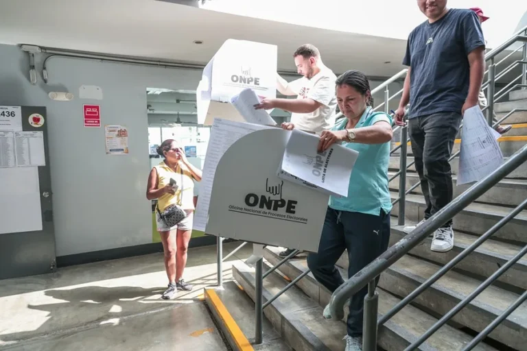 Vote counting continues as Peru releases initial results from general elections. Photo: EFE