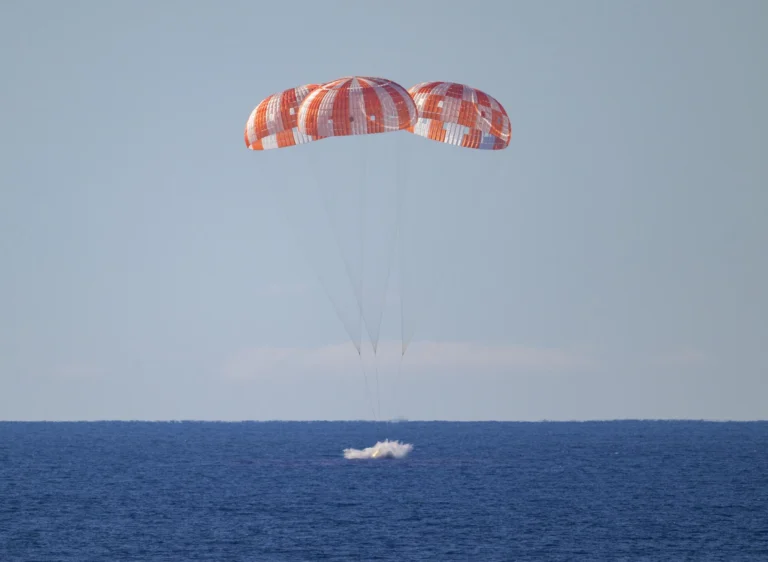 The mission, crewed by NASA astronauts Reid Wiseman, commander, Victor Glover, pilot, Christina Koch, mission specialist, and CSA (Canadian Space Agency) astronaut Jeremy Hansen, mission specialist, completed a flyby of the Moon and returned to Earth. Photo: EFE.