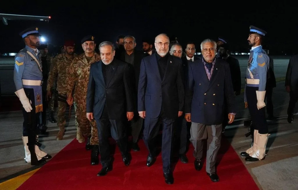 The Iranian delegation on its arrival in Islamabad this Friday for talks with the US side, scheduled to start on Saturday. Photo: ISNA.