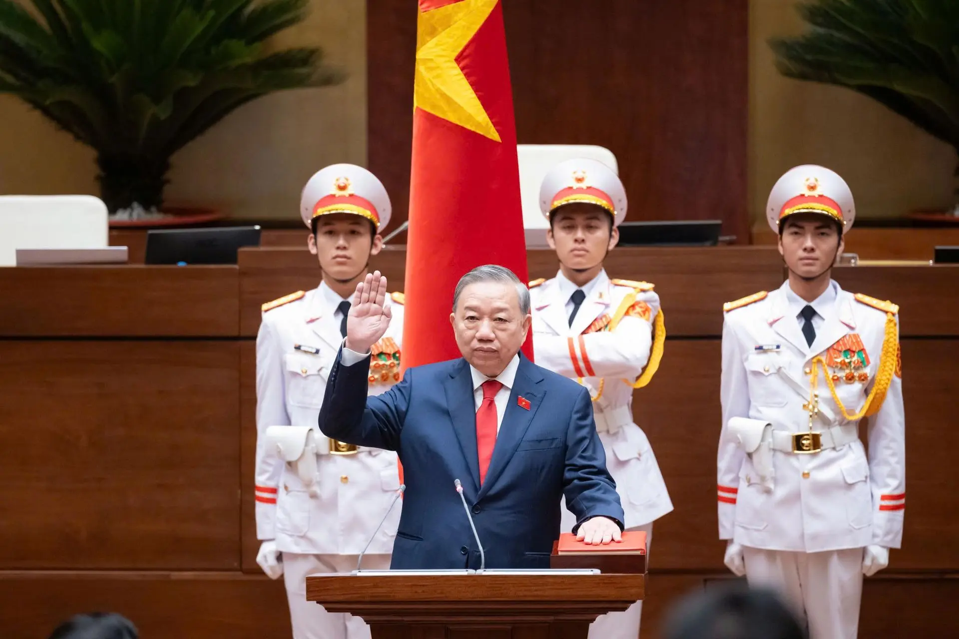 General Secretary of the Communist Party of Vietnam To Lam taking his oath as the country's President during a National Assembly session in Hanoi, Vietnam. Photo: EFE.