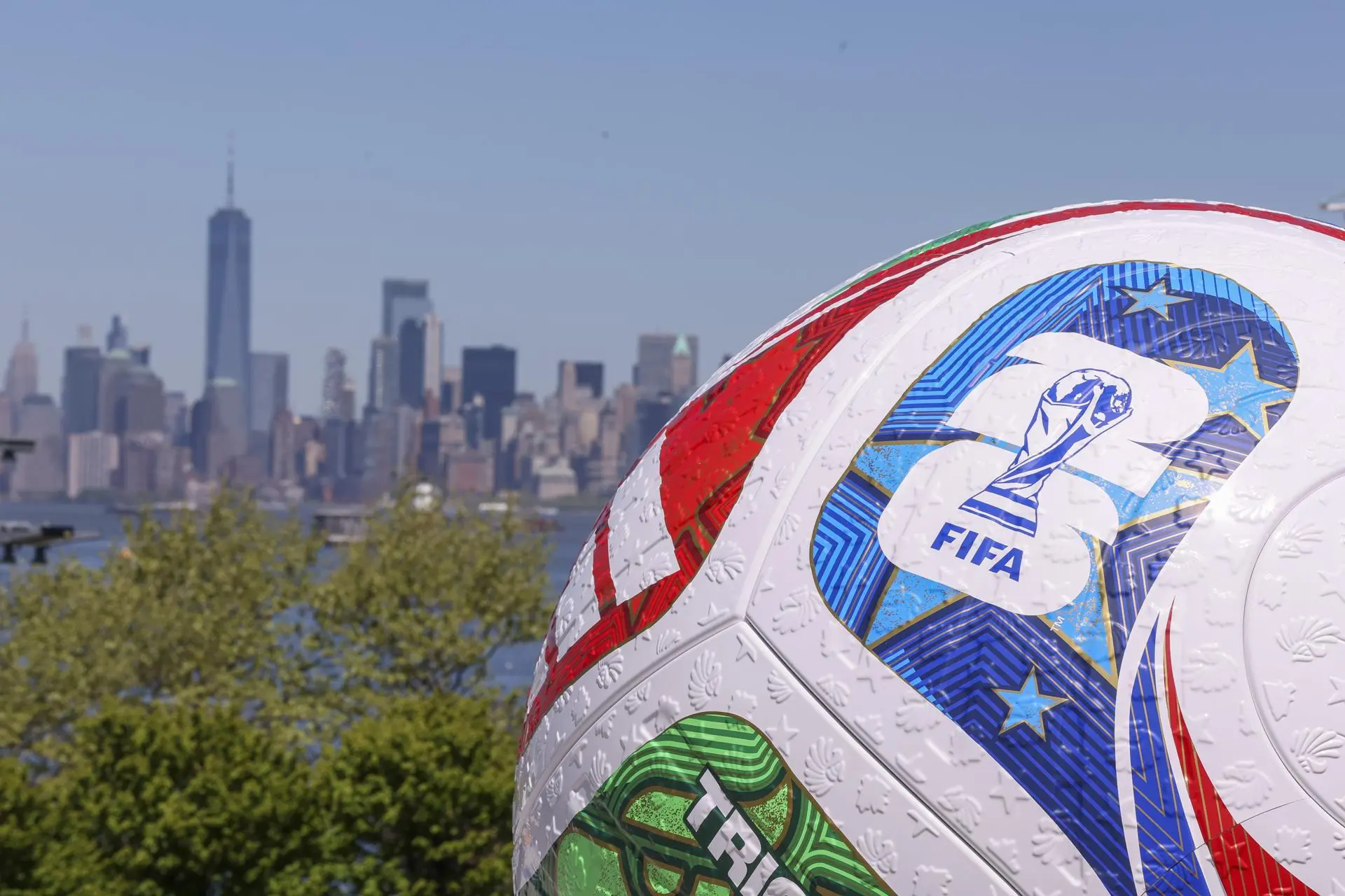 A replica of the World Cup soccer ball is seen during a press conference to announce, with the FIFA World Cup 2026 New York/New Jersey Host Committee. Photo: EFE.