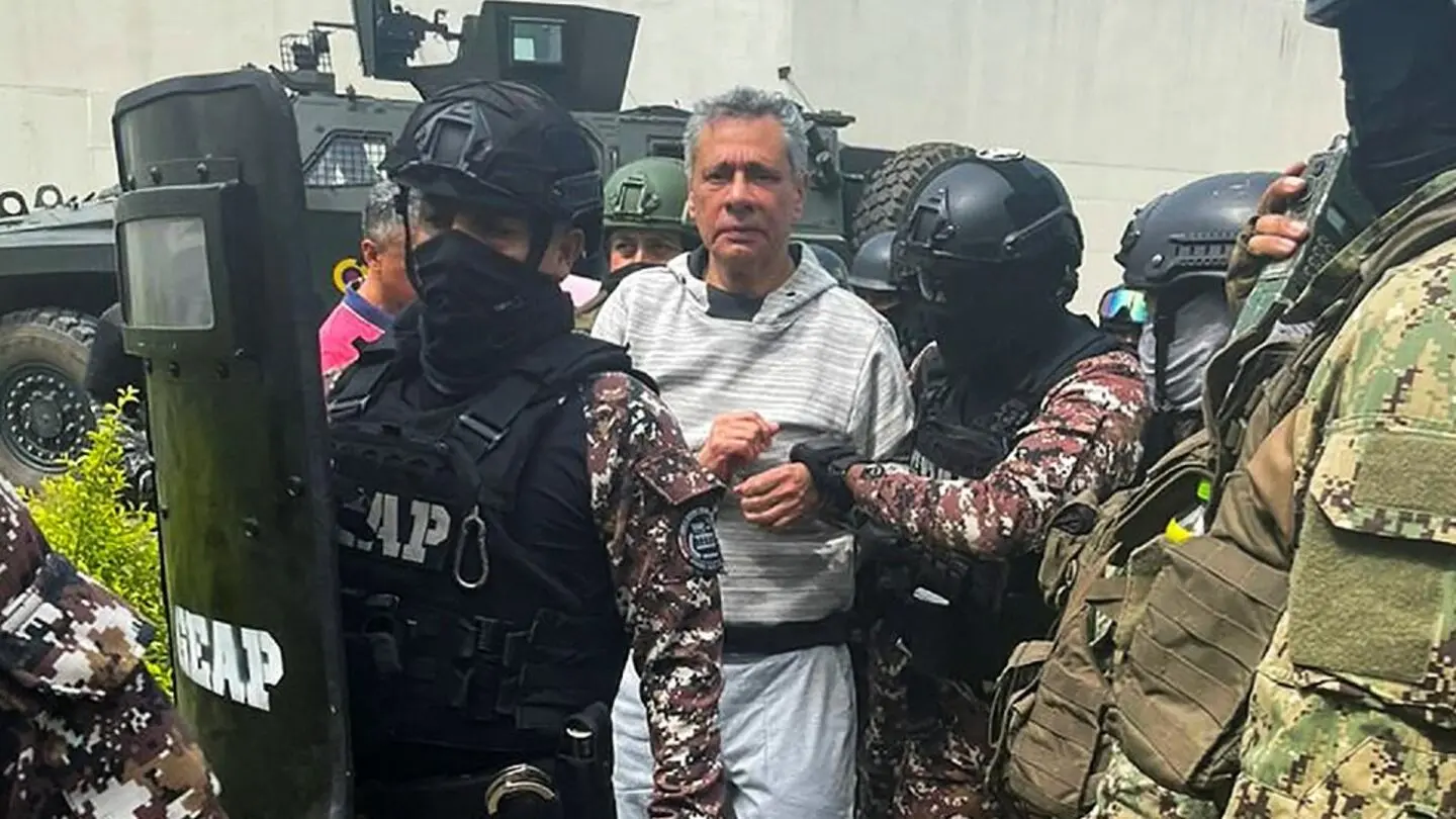 (FILE) By orders of President Daniel Noboa, in April 2024 Ecuadorian police officers violently entered the Mexican Embassy in Quito and kidnapped Glas even though he had received asylum from the then government of Andrés Manuel López Obrador. Photo: EFE.