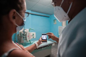 Las autoridades sanitarias cubanas aclararon que el sistema no se encuentra en una fase de colapso, sino en un proceso de reorganización estratégica. Foto: UNICEF.