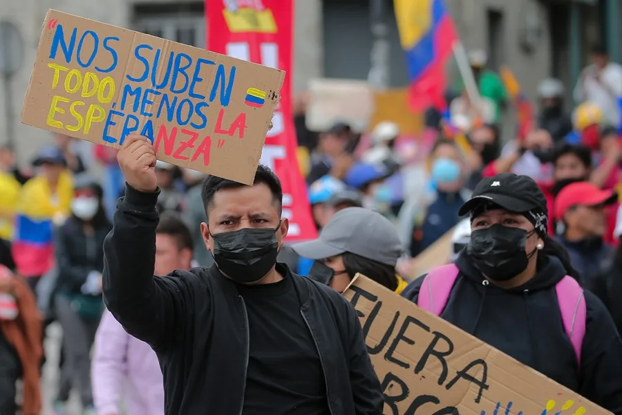 (FILE) The collective document denounces that the nation suffers from the dismantling of the state, the increase in prices of basic products and the loss of fundamental rights. Photo: EFE.