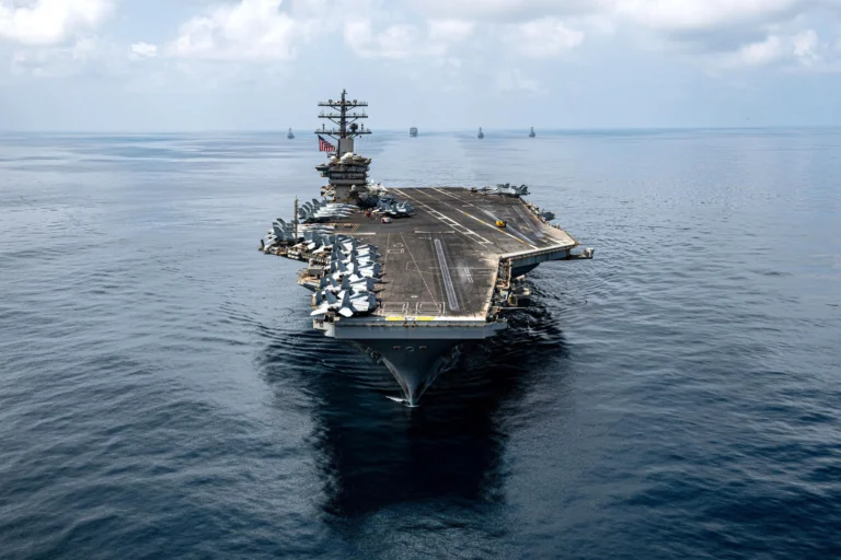 The arrival of the USS Nimitz, a nuclear-powered aircraft carrier, and its accompanying strike group into the Caribbean Sea marks a significant escalation in United States military presence within the region. Photo: EFE.