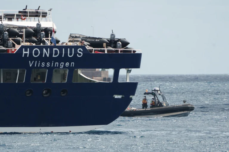 The cruise landed off the coast of the Canary Islands, from where the Spanish government carried out the repatriation of passengers under strict safety protocols. Photo: EFE.