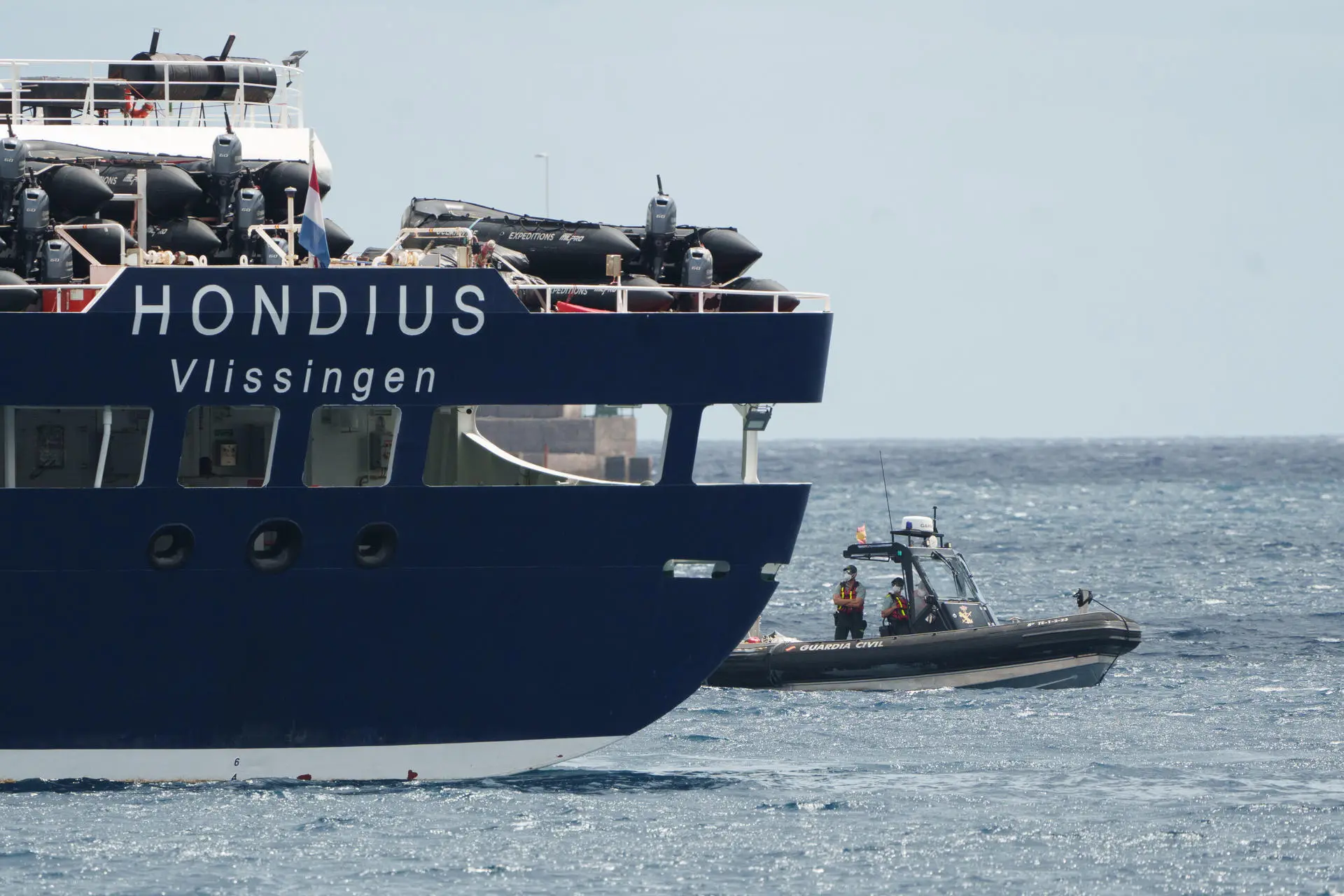 The cruise landed off the coast of the Canary Islands, from where the Spanish government carried out the repatriation of passengers under strict safety protocols. Photo: EFE.