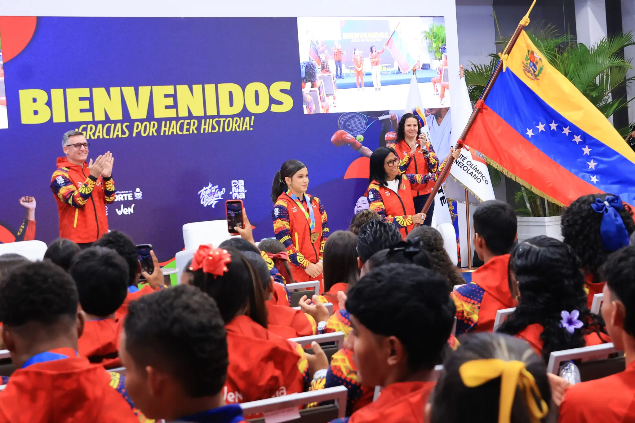 Delcy Rodríguez with the Venezuelan medalists during the recognition ceremony in Caracas after the historic participation in Panama. Photo: Venezuelan Presidential Press.