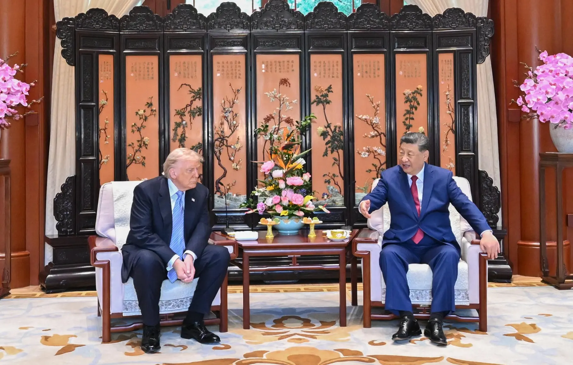 China and the U.S. closed Donald Trump’s visit to Beijing this Friday with a political formula of stability for the next few years, promises of trade cooperation, and several questions still unanswered about the concrete commitments reached. Photo: EFE.