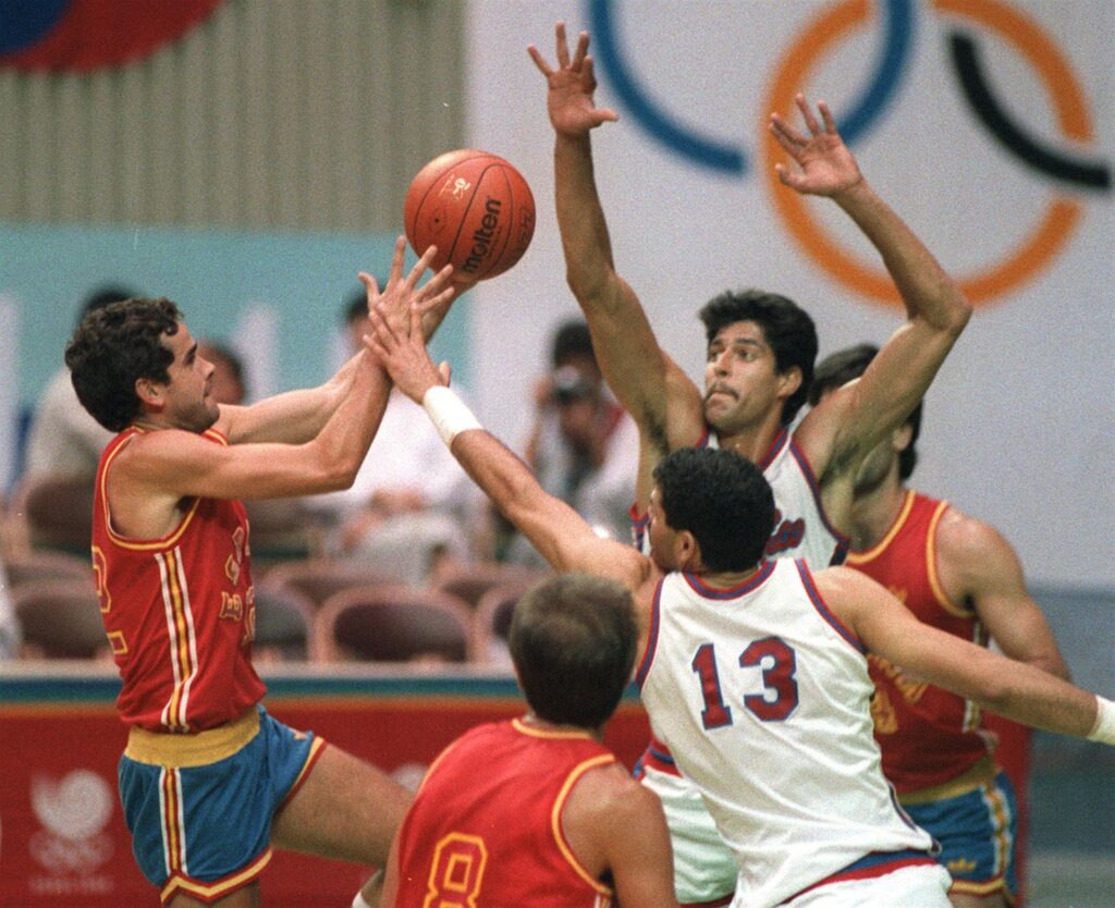 Solozabal tries to pass the ball before the scoring of the Puerto Rican player Piculino Ortiz (on the right at the top) and another opponent, during the basketball match for 17 and 18place, between Spain and Puerto Rico (Seoul, 1988) The result was 93-92 in favor of Puerto Rico. Photo: (FILE) EFE.