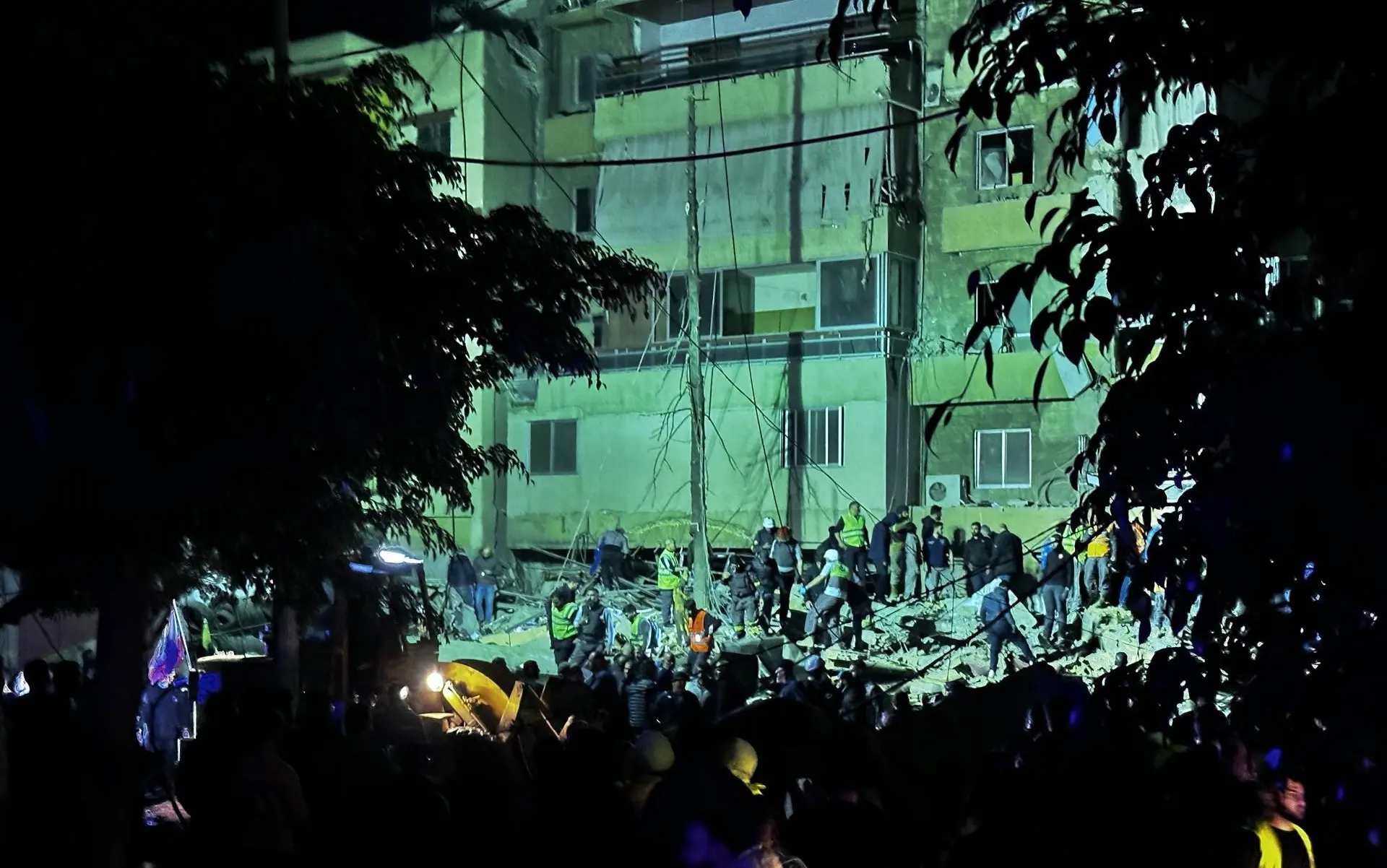 The scene following an Israeli airstrike on Dahieh on May 6. According to Lebanon's Disaster Management Unit, more than 31,530 families have been displaced into collective shelters since the escalation began on March 2. Photo: EFE.