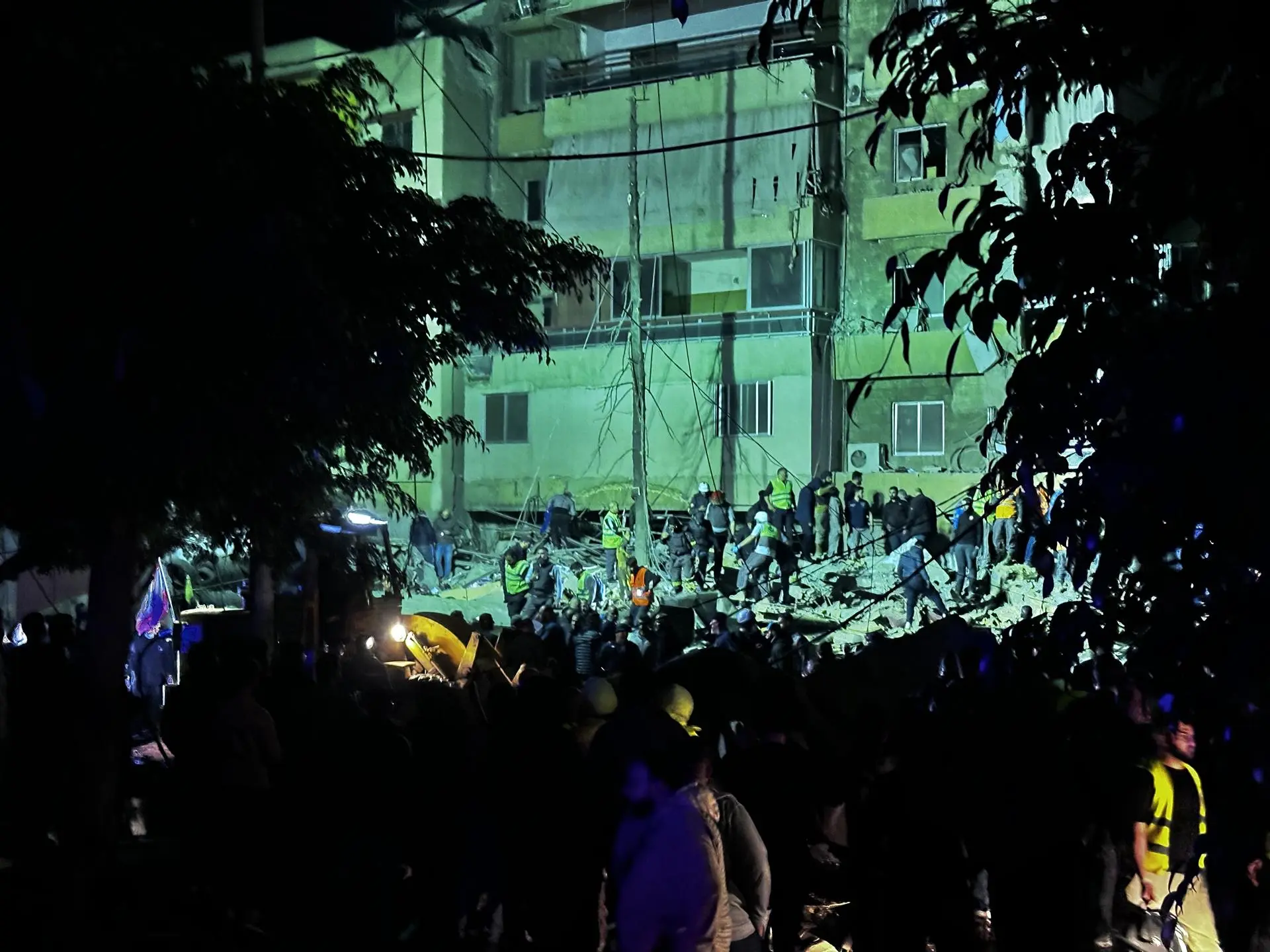 The scene following an Israeli airstrike on Dahieh on May 6. According to Lebanon's Disaster Management Unit, more than 31,530 families have been displaced into collective shelters since the escalation began on March 2. Photo: EFE.