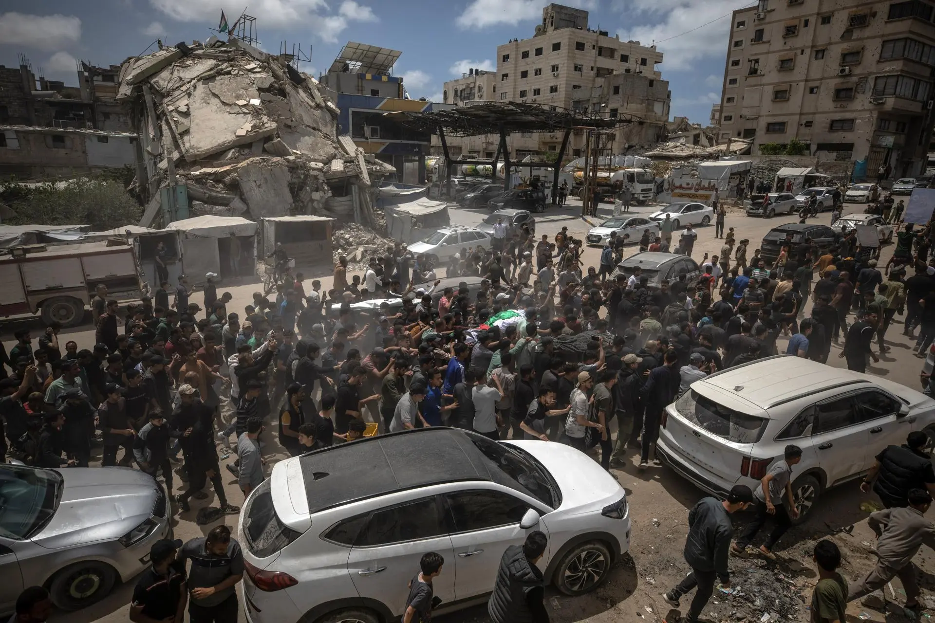 Hamas members carry the body of Izz al-Din al-Haddad, the commander of the Al-Qassam Brigades, during his funeral procession in Gaza City, May 16. Photo: EFE.