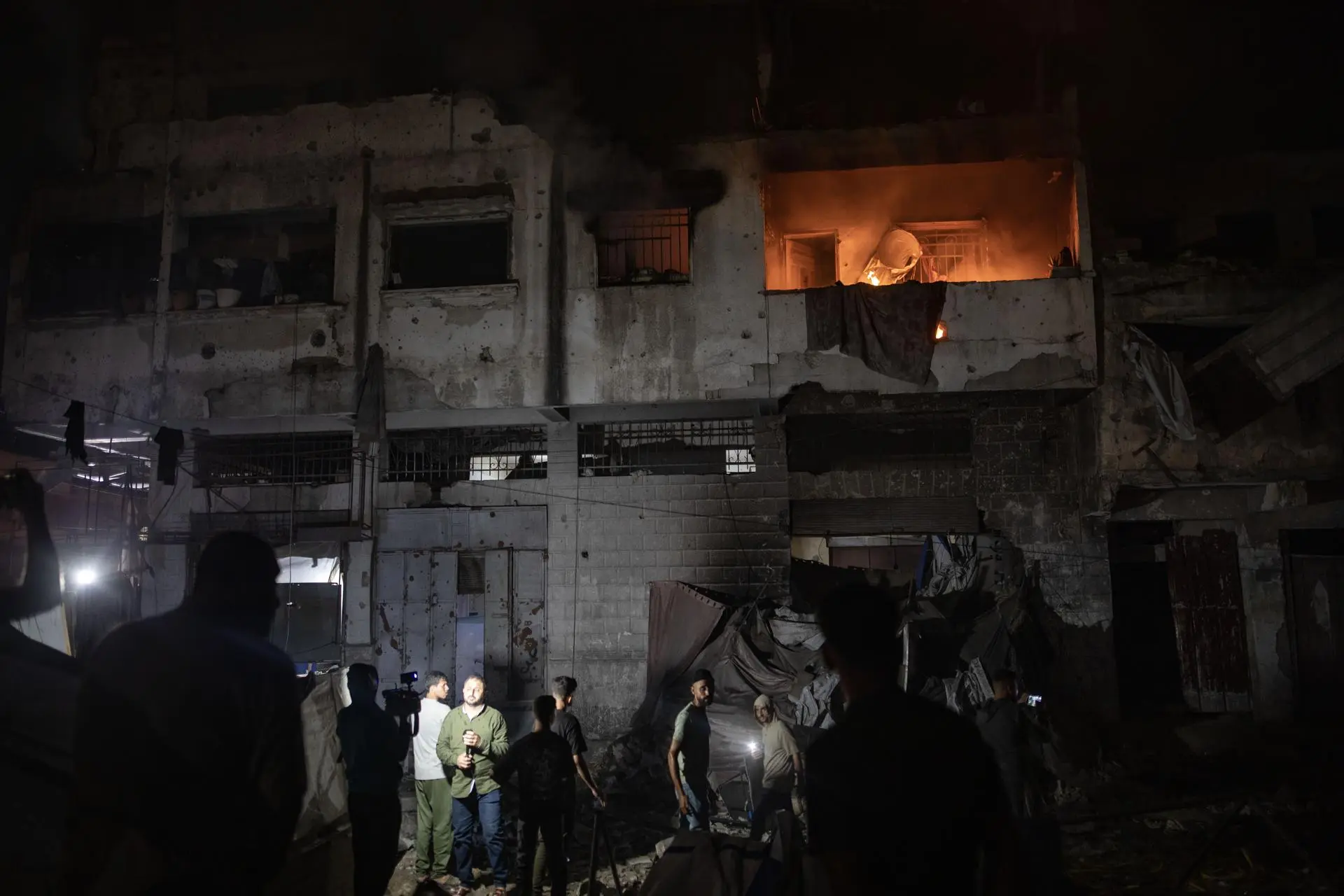Israeli strike hit this Wednesday a building sheltering displaced people in Gaza, leaving killed and wounded people, most of them children. Photo: EFE.