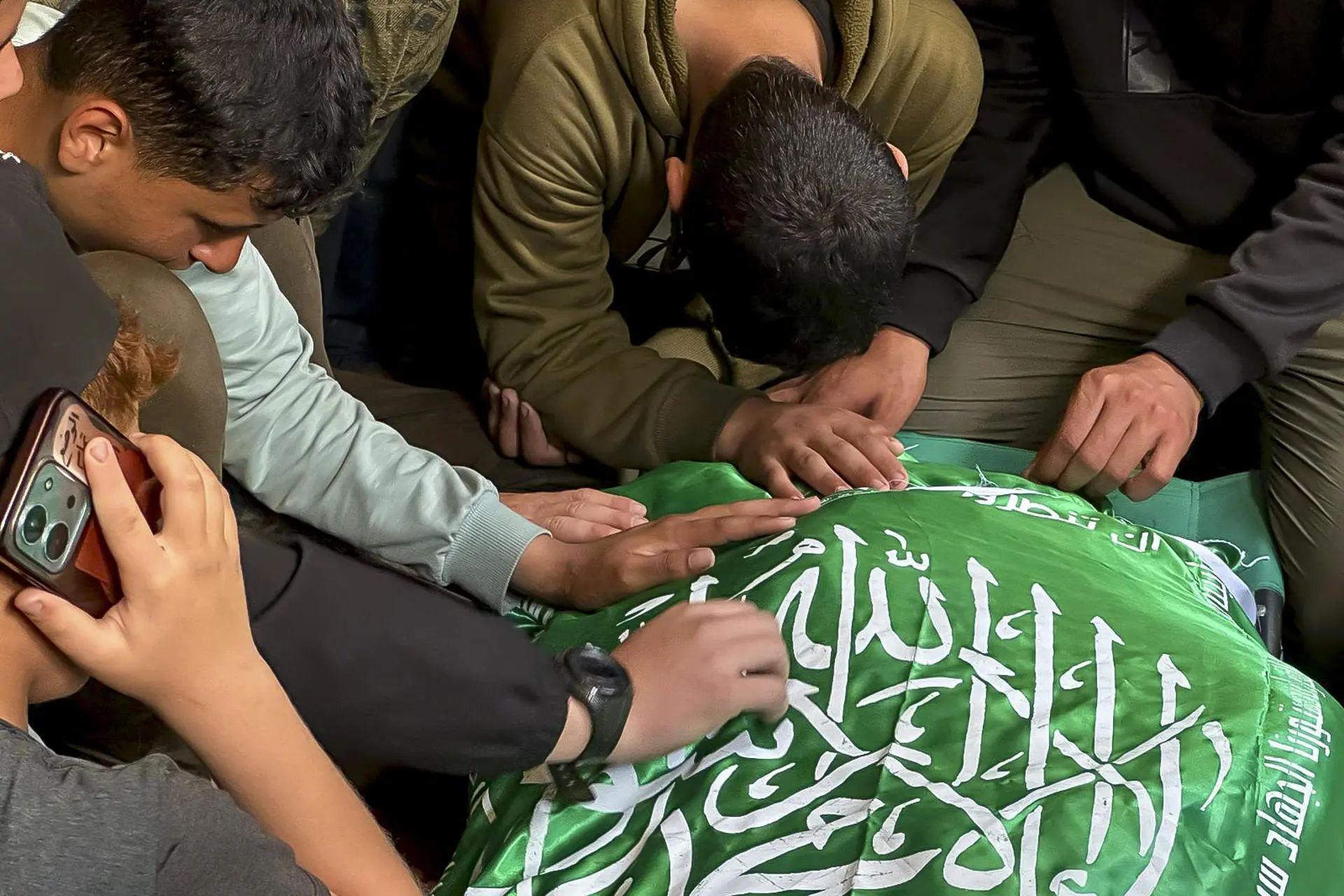 (FILE) Gazan people mourning Al Haddad. Photo: EFE.