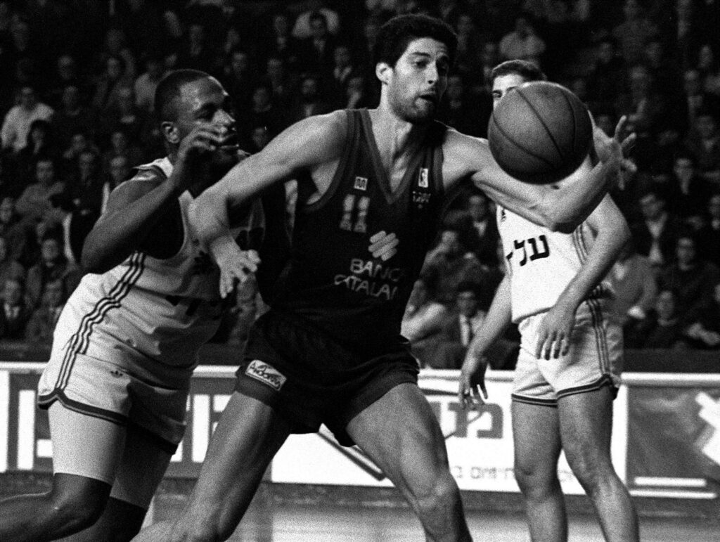Barcelona with Maccabi Tel Aviv, which ended with the result of 89 - 64 favorable to the local team. In the photo, the Puerto Rico's legend Piculín Ortíz tries to control a ballon in front of Horton. Photo: (FILE) EFE.